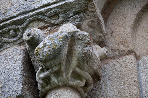 Capitel de la ventana suroeste de la iglesia de Ferreeira do Panton